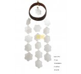 DZWONKI wietrzne z muszli capiz białe kwiatki zawieszone na kokosowym kółku